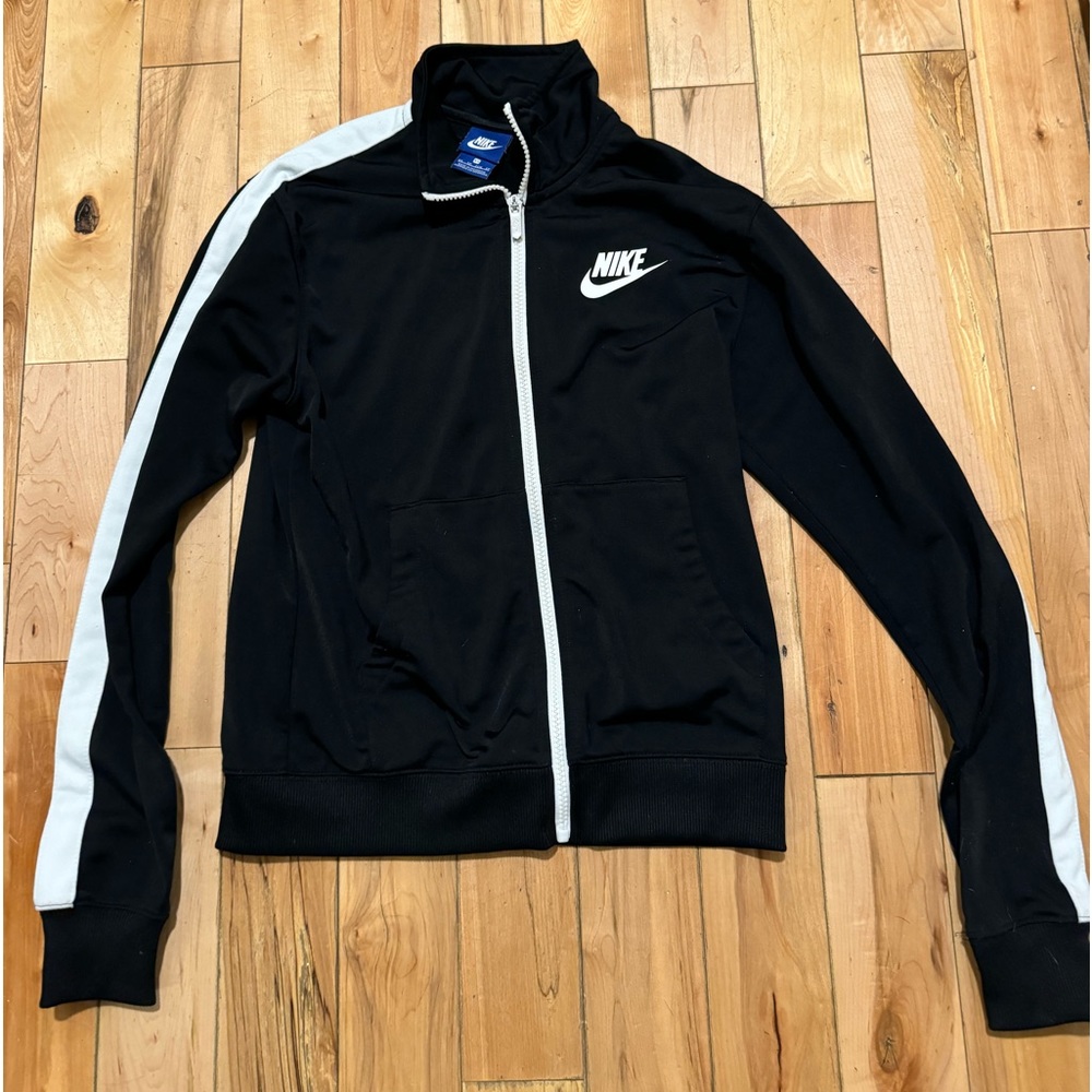 Nike extra small track zip up jacket. In great condition.
